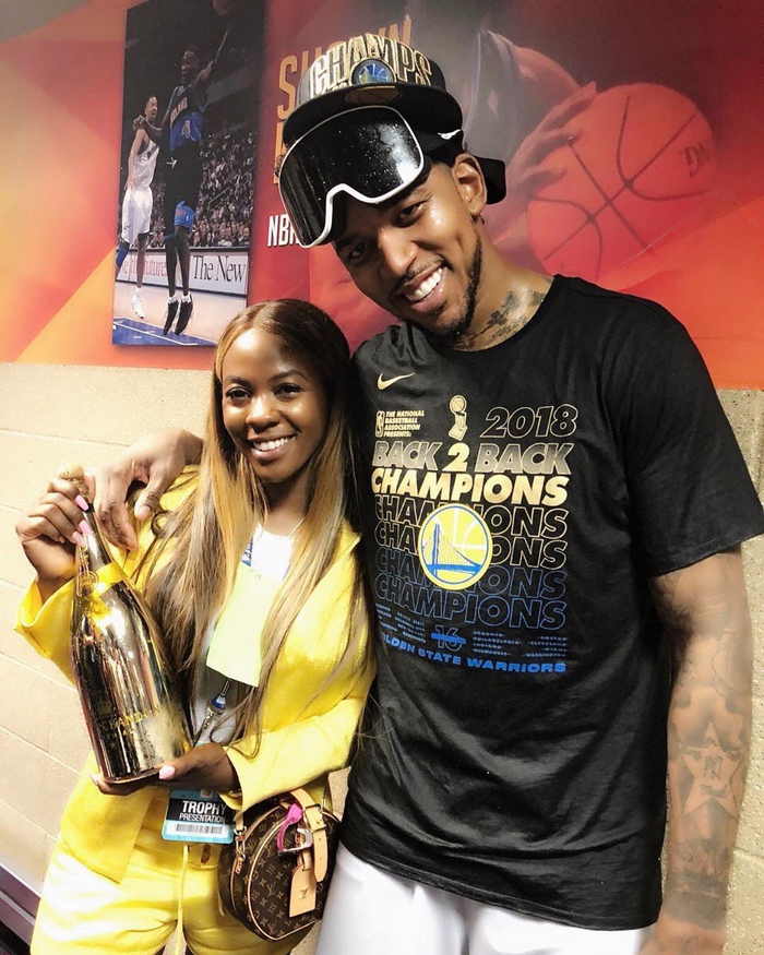 王鹤棣见老师落泪后调皮盖帽（老师落泪后，王鹤棣顽皮来个盖帽）