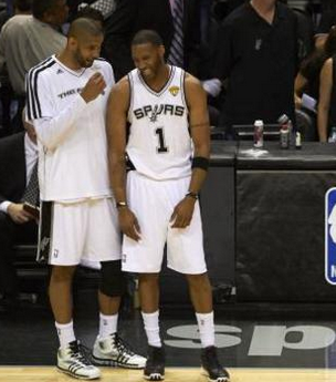 欧文突破防守助攻制胜（欧文强突破防线送出制胜妙传）