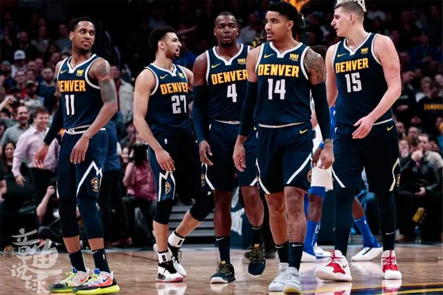 眼眶塌陷！赵鸿刚拳击生涯或终结，转型还是再战成艰难抉择（眼眶重伤，赵鸿刚拳击生涯或告终：转型抑或再战成两难选择）