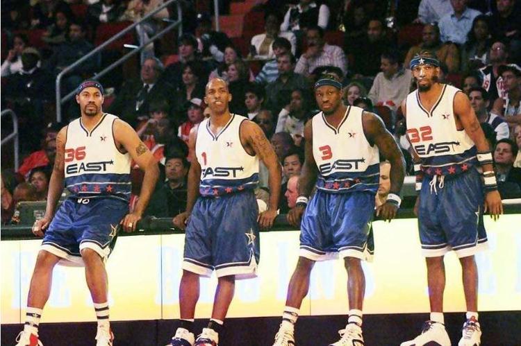 詹姆斯篮板抢断关键时刻锁定胜局（詹姆斯关键篮板与抢断，一举锁定胜利）