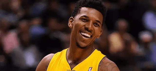 凯恩：英格兰目标是世界杯夺冠，要付出大量努力但令人兴奋（凯恩称英格兰目标是捧起世界杯，过程艰辛却令人振奋）